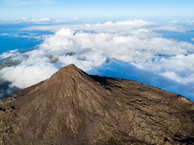 Piquinho, Pico Dağı 'nın tepesi Stratovolcano ve Bulutlar. Dağ 'ın Gölgesi. Atlantik Okyanusu. Pico Adası, Azores. Portekiz. Hava Görünümü