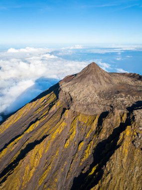 Pico Dağı 'nın tepesi Stratovolcano, Krater ve Bulutlar. Dağ 'ın Gölgesi. Atlantik Okyanusu. Pico Adası, Azores. Portekiz. Hava Görünümü