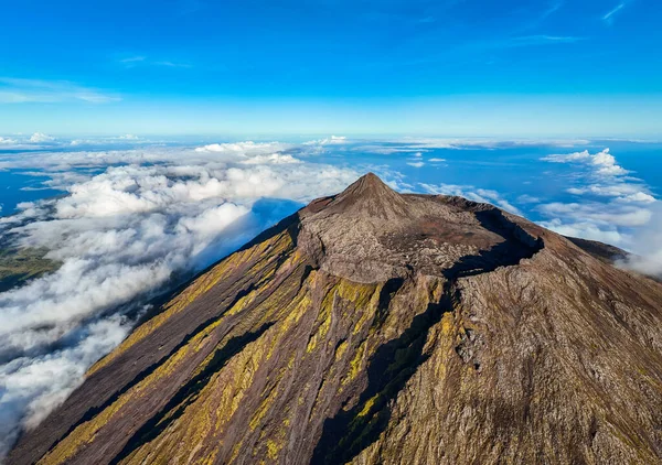 Pico Dağı 'nın tepesi, Stratovolcano, Krater ve Bulutlar Panoraması. Dağ 'ın Gölgesi. Atlantik Okyanusu. Pico Adası, Azores. Portekiz. Hava Görünümü