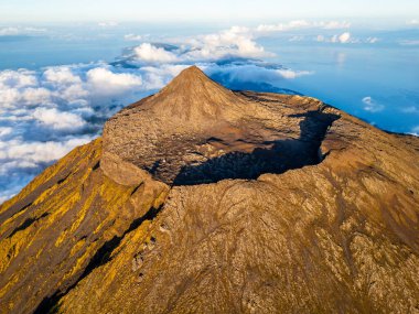 Sunset 'teki Pico Stratovolcano Dağı, Krater ve Bulutlar Zirvesi. Dağ 'ın Gölgesi. Atlantik Okyanusu. Altın Saat. Pico Adası, Azores. Portekiz. Hava Aracı Görüntüsü