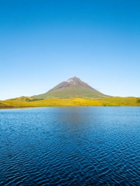 Güneşli bir sabahta Pico Dağı ve Lagoa Gölü Capitao yapar. Pico Adası, Azores. Portekiz. Hava Aracı Görüntüsü