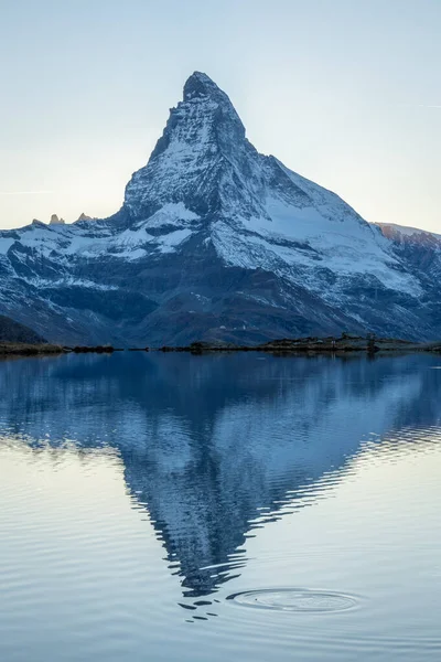 Akşam vakti Stellisee Gölü 'nde Matterhorn Dağı ve Yansıması. İsviçre Alpleri. Valais, İsviçre