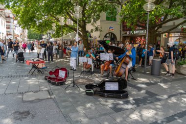 MUNICH, ALMANY - 14 Temmuz 2025: Şehir merkezinde sokak müzisyenleri yaz günü. Münih, Bavyera, Almanya
