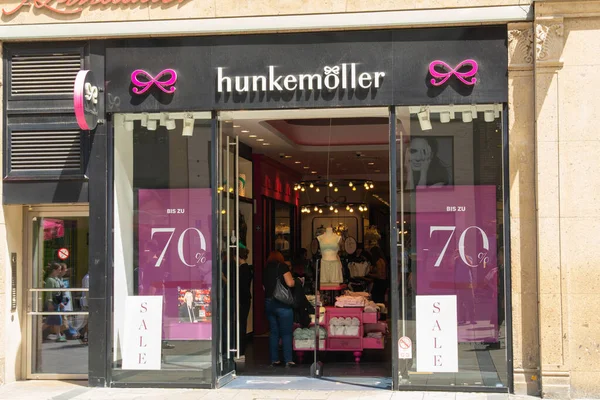 MUNICH, Almanya - 14 Temmuz 2025: H and M Home Store Girişi. Satılık Tabelayla Dükkan Cephesi. Münih, Bavyera, Almanya