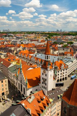 Güneşli yaz gününde eski belediye binası. Münih Skyline. Eski kasaba. Bavyera, Almanya. Peter Kulesi 'nden Görünüm