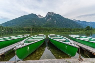Hintersee Gölü Watzmann Dağı ve Öndeki Tekneler. Bavyera Alpleri, Almanya