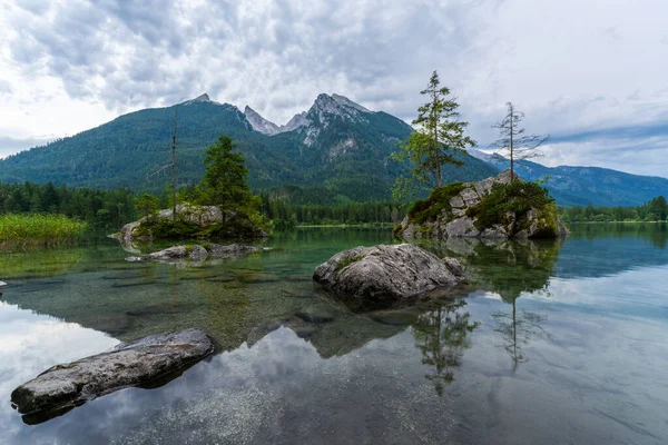 Hintersee Gölü ve Watzmann Dağı. Suyun yansıması. Kayalar ve Ağaçlar. Bavyera Alpleri. Bavyera, Almanya