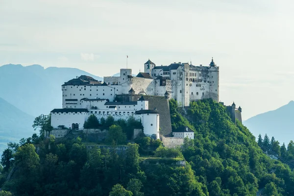 Yaz günü Festungsberg Dağı 'ndaki Hohensalzburg Kalesi. Salzburg, Avusturya