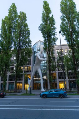 Münih 'te Yürüyen Adam Heykeli (Münih) 17 Temmuz 2025