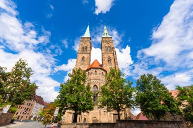 Güneşli bir günde Aziz Sebald Kilisesi. Yeşil Ağaçlar. Nuremberg, Franconia, Almanya