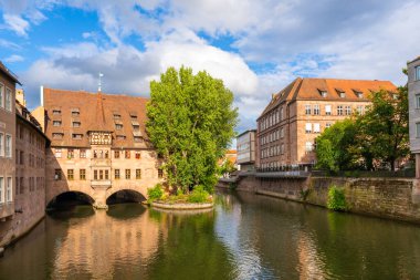 Kutsal Ruh Binası Heilig-Geist-Spital Hastanesi. Güneşli yaz gününde. Bulutlu Mavi Gökyüzü. Pegnitz Nehri. Franconia, Almanya. Geniş Görüntü