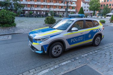 NUREMBERG, ALMANY - 20 Temmuz 2025: Tarihi Eski Şehir 'de BMW iX1 Elektrikli Polis Devriye Aracı Yaz Günü. Nuremberg, Franconia, Almanya