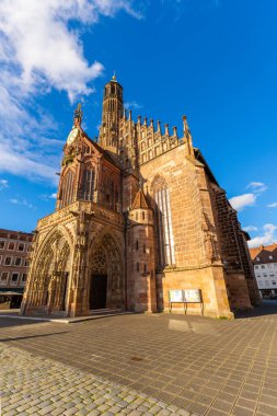 Sunny Summer Evening 'deki Frauenkirche Kilisesi Batı Cephesi. Nuremberg, Franconia, Almanya