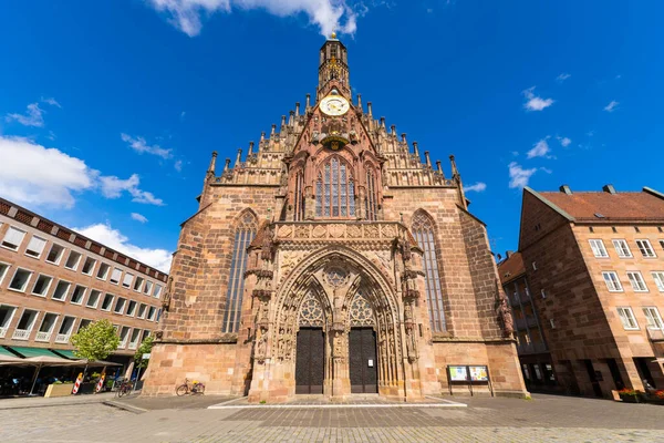 Güneşli yaz gününde Frauenkirche Kilisesi 'nin Batı Cephesi. Nuremberg, Franconia, Almanya