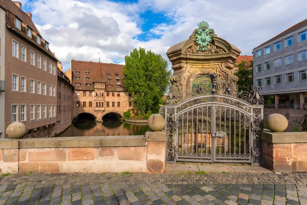 Heilig-Geist-Spital Hastanesi Kutsal Ruh Binası ve Museumsbrucke Köprüsü Yaz Güneşli Günü. Bulutlu Mavi Gökyüzü. Pegnitz Nehri. Franconia, Almanya. Geniş Görüntü