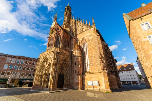 Sunny Summer Evening 'deki Frauenkirche Kilisesi Batı Cephesi. Nuremberg, Franconia, Almanya