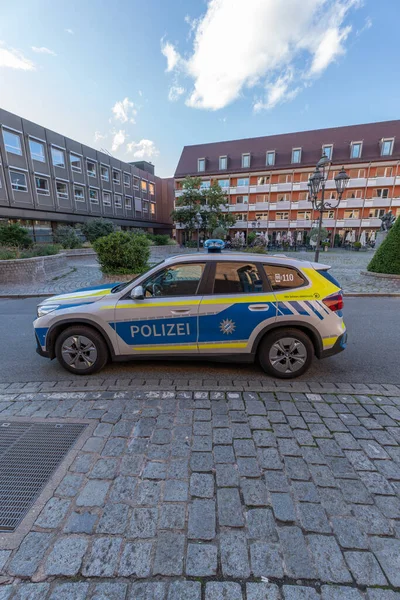 NUREMBERG, ALMANY - 20 Temmuz 2025: BMW iX1 Elektrikli Polis Devriye Aracı Yaz Günü Şehir Merkezi 'nde. Nuremberg, Franconia, Almanya