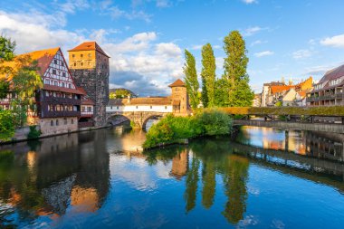Tarihi Eski Şehir. Weinstadel Binası, Henkerbrucke ve Maxbrucke Köprüsü, Henkerturm Kulesi, Summer Sunny Evening. Pegnitz Nehri. Sudaki yansıma. Nuremberg, Franconia, Almanya