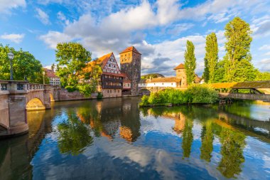 Tarihi Eski Şehir. Weinstadel Binası, Henkerbrucke ve Maxbrucke Köprüsü, Henkerturm Kulesi, Summer Sunny Evening. Pegnitz Nehri. Sudaki yansıma. Nuremberg, Franconia, Almanya. Geniş Görüntü