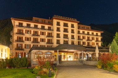 ZERMATT, SWitzERLAND - 17 Ekim 2025: Sonbaharda Grand Hotel Zermatterhof için kapatıldı. Zermatt, Valais, İsviçre