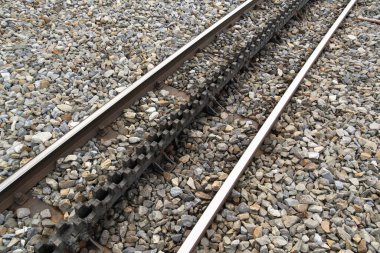 Dik dağ demiryolları için raylar. Dikey dişleri olan merkezi askı parmaklığı. Gornergrat Demiryolu