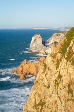 Cabo da Roca 'daki güzel deniz yığınları, uçurumlar ve Atlantik Okyanusu. Avrupa 'nın en batı noktası. Portekiz
