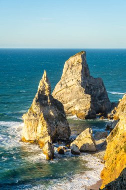 Cabo da Roca yakınlarındaki deniz yığınları ve Sunset 'teki Atlantik Okyanusu. Portekiz. Altın Saat. Orta Çekim