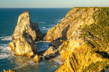 Cabo da Roca, Ursa Beach, Sea Stacks, Cliffs ve Sunset 'te Atlantik Okyanusu Dalgaları. Portekiz. Altın Saat. Orta Çekim