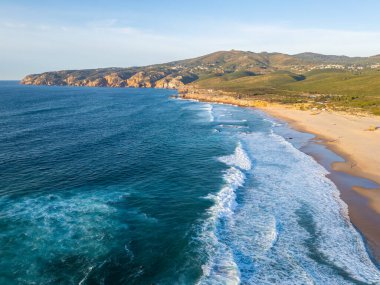 Guincho Sahili, Sintra 'nın Yeşil Dağları ve Akşam Kayalıkları. Hava görüntüsü. Atlantik Okyanusu, Portekiz