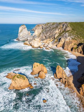 Cabo da Roca, Ursa Beach, Sea Stacks, Cliffs ve Atlantic Ocean Waves Sunny Day 'de. Hava görüntüsü. Portekiz
