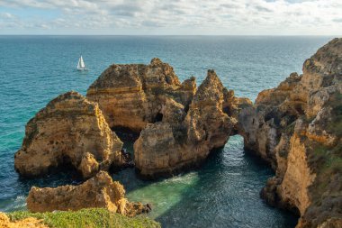 Güneşli bir günde Ponta da Piedade Kemerleri, Kaya oluşumları, Kayalıklar ve Atlantik Okyanusu. Algarve, Portekiz
