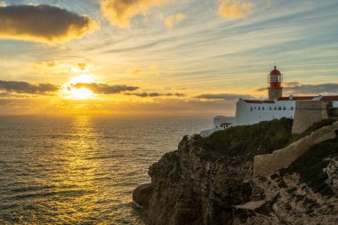 Ponta da Piedade Deniz Feneri ve Atlantik Okyanusu, Sunset 'te. Renkli Gökyüzü. Altın Saat. Algarve, Portekiz