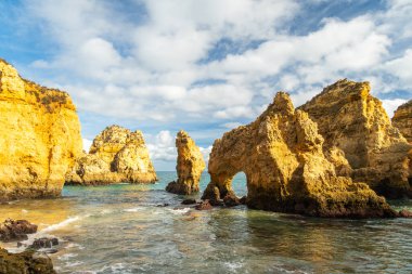 Güneşli bir günde Ponta da Piedade Kemerleri, Kaya oluşumları, Kayalıklar ve Atlantik Okyanusu. Algarve, Portekiz