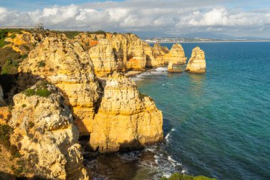 Ponta da Piedade Burnu, Kaya oluşumları, Kayalıklar, Atlantik Okyanusu, güneşli bir günde. Algarve, Portekiz