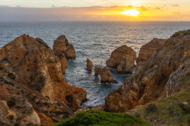 Gündoğumunda Ponta da Piedade Kaya oluşumları, Kayalıklar ve Atlantik Okyanusu. Algarve, Portekiz