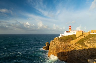 Cape Saint Vincent, Sao Vicente Deniz Feneri ve Atlantik Okyanusu, Güneşli Sabah. Sagres, Algarve, Portekiz