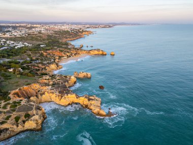 Güneşli bir günde Arrifes Sahili, Burunlar, Uçurumlar, Kıyılar ve Atlantik Okyanusu. Yeşil Ağaçlar. Hava görüntüsü. Algarve, Portekiz