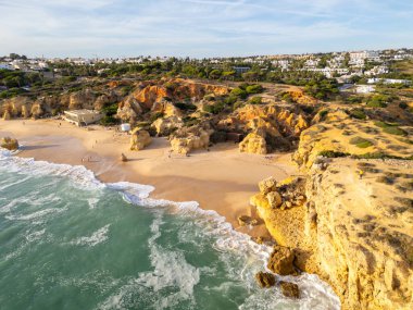 Güneşli bir günde Paradinha Sahili, Kayalar ve Atlantik Okyanusu. Yeşil Ağaçlar. Hava görüntüsü. Algarve, Portekiz