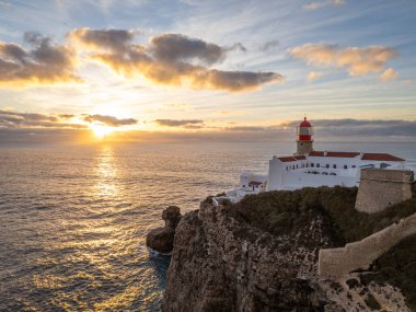Cape Sao Vicente Deniz Feneri ve Atlantik Okyanusu, Sunset 'te. Renkli Gökyüzü. Altın Saat. Hava görüntüsü. Algarve, Portekiz