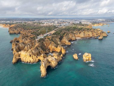 Ponta da Piedade Burnu, Kaya oluşumları, Kayalıklar ve Atlantik Okyanusu. Hava görüntüsü. Lagos, Algarve, Portekiz