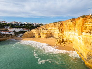 Güneşli bir günde Benagil Sahili, Kayalıklar ve Atlantik Okyanusu. İHA atışı. Algarve, Portekiz