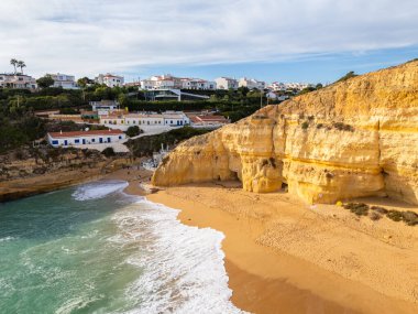 Güneşli bir günde Benagil Sahili, Kayalıklar ve Atlantik Okyanusu. Hava görüntüsü. Algarve, Portekiz