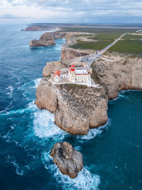 Cape Sao Vicente, Deniz feneri, Kayalıklar ve Akşamları Atlantik Okyanusu. Hava görüntüsü. Algarve, Portekiz