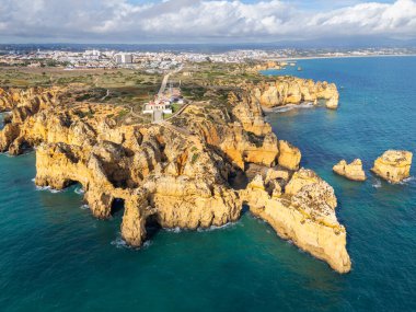 Ponta da Piedade Burnu, Kaya oluşumları, Kayalıklar, Atlantik Okyanusu, güneşli bir günde. Hava Aracı Atışı. Algarve, Portekiz