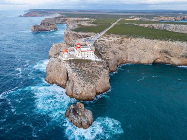 Cape Saint Vincent, Lighthouse, Cliffs ve Akşamları Atlantik Okyanusu. Hava Aracı Atışı. Algarve, Portekiz