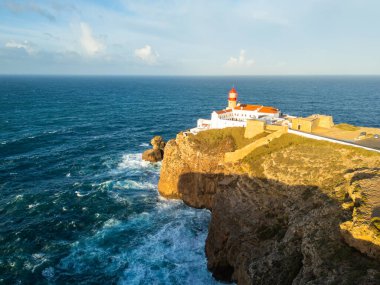 Cape Saint Vincent, Sao Vicente Deniz Feneri ve Atlantik Okyanusu, Güneşli Sabah. Hava görüntüsü. Sagres, Algarve, Portekiz