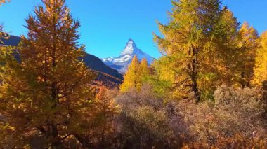 Matterhorn Dağı ve Sonbaharda Güneşli Gün 'de Sarı Karavanlar. İsviçre Alpleri. Zermatt, Valais, İsviçre. Hava görüntüsü. İleriye ve yukarıya doğru ilerliyoruz. Görüntü Görüntüsü