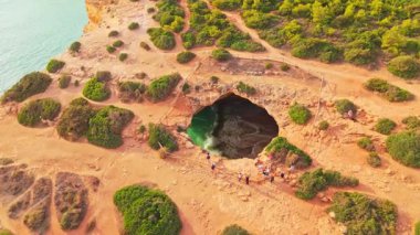 Güneşli bir günde Benagil Mağarası. İHA atışı. Algarve, Portekiz. Yörüngede
