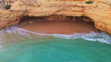 Albandeira Sahili, Kayalıklar ve Atlantik Okyanusu Dalgaları. İHA atışı. Algarve, Portekiz. Yan Taraflar Taşınıyor