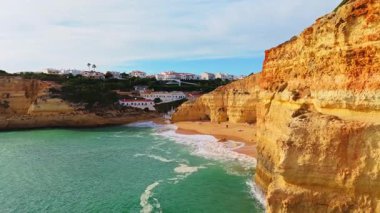 Güneşli bir günde Benagil Sahili, Kayalıklar ve Atlantik Okyanusu. İHA atışı. Algarve, Portekiz. İleriye Taşınma